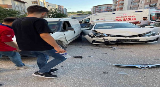 Bilecikte otomobille kamyonet çarpıştı, 3 kişi yaralandı