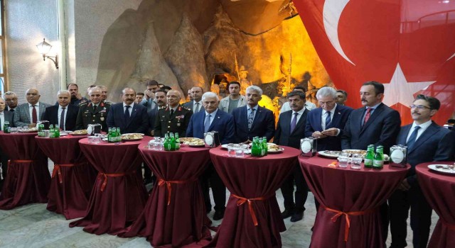 Binali Yıldırım memleketi Erzincanda bayramlaşma programına katıldı