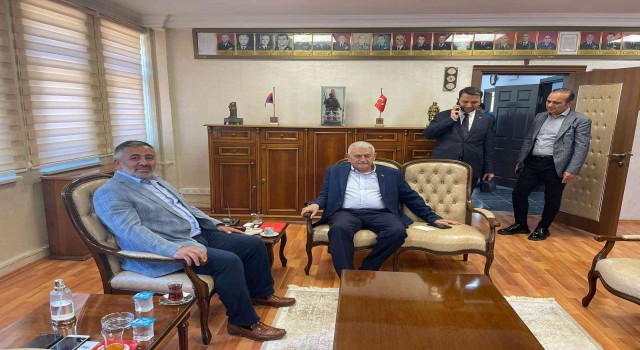 Binali Yıldırımı taşıyan helikopter Bilecike acil iniş yaptı