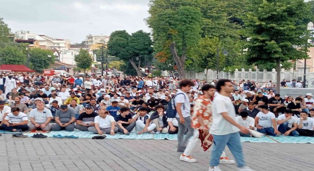 Binlerce kişi Kurban Bayramı namazı için Ayasofyayı Kebir Camiine akın etti