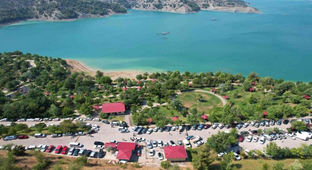 Binlerce vatandaş Menzelet Mesire Alanına akın etti