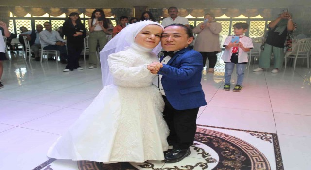 Bir metrelik çift Sivasta gerçekleştirilen ikinci düğünlerinin ardından dünya evine girdi