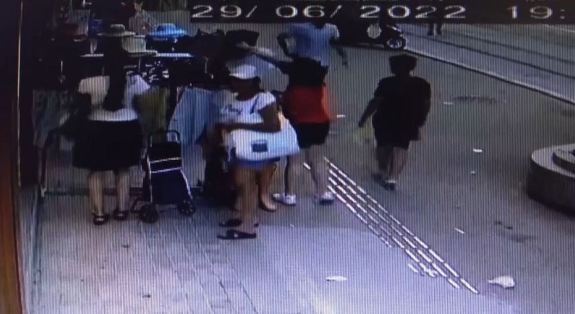Birisi perdeledi, diğeri askıda duran şortları pazar arabasına doldurdu
