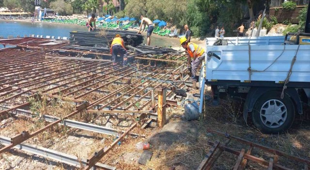 Bodrumda kaçak iskelelerin kaldırılması sürüyor