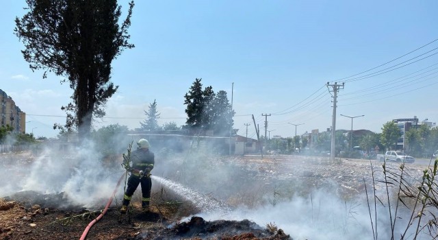 Boş arazide çıkan yangın ekipleri alarma geçirdi