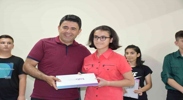 Boyraz ilçesindeki öğrencileri yine unutmadı