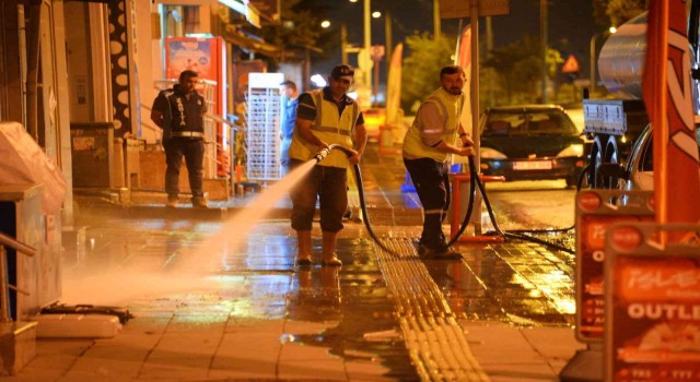 Bozüyükte ana cadde kaldırımları yıkanarak bayrama hazırlanıyor