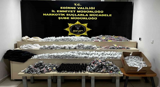 Bulgar plakalı lüks otomobillerde kaçak ürünler ele geçirildi