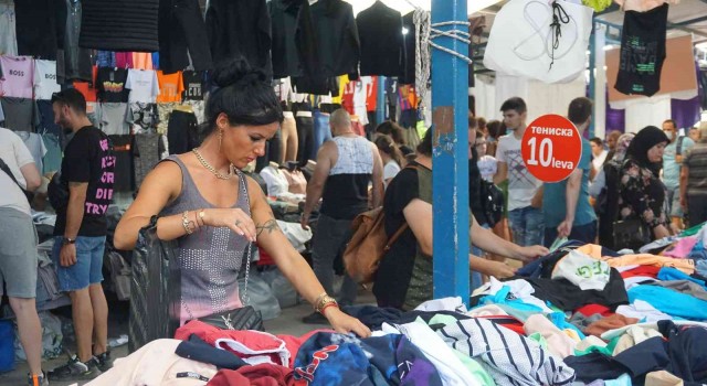 Bulgar turistler pazara akın etti, Ulus Pazarında adım atacak yer kalmadı