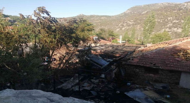 Burdurda çıkan yangında ev kullanılmaz hale geldi, 1 ev ağır hasar aldı