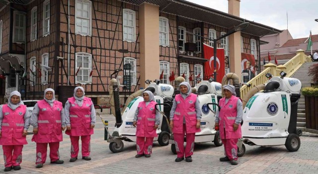 Bursa caddelerine kadın eli değiyor