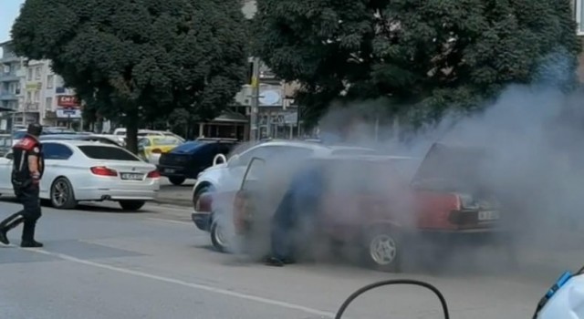 Bursada canını hiçe sayarak yanan aracını durdurdu