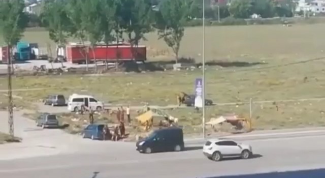 Bursada konar göçer aileler birbirine girdi yoldan geçen araçları taşladılar