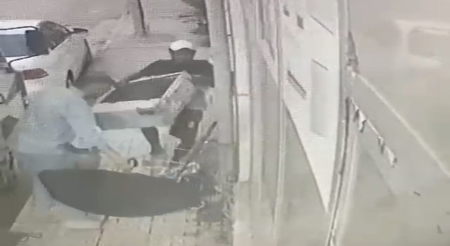 Bursada pazar arabasıyla klima motoru çaldılar