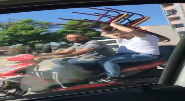Bursada seyir halindeki motosiklette sandalye taşıdı