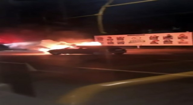 Bursada seyir halindeki otomobil alev alev yandı