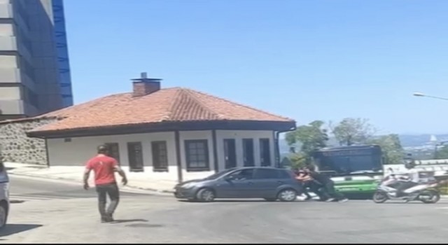 Bursada yolda kalan sürücünün yardımına polis yetişti