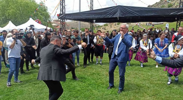 Büyükelçi Peteris Vaivarsın başarılı Erik Dalı oyunu performansı