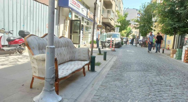 Çalınmasın diye sokakta bulunan koltuğu direğe bağladılar