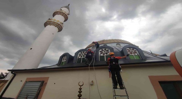 Cami kubbesindeki yuvadan düşen yavru leyleğe müthiş kurtarma