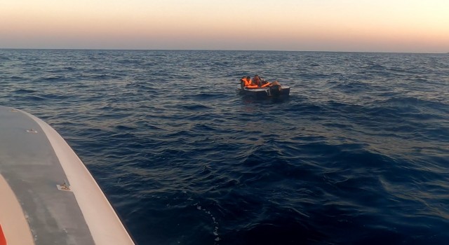 Çanakkale açıklarında 13 düzensiz göçmen kurtarıldı