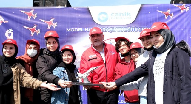 Canikten TEKNOFESTe özel hediye serisi