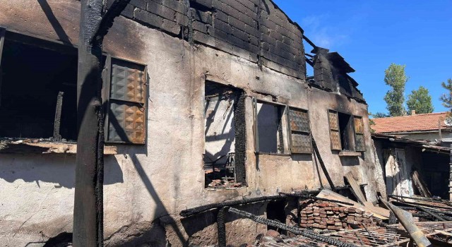 Çankırıda korkutan yangın: İki ev kullanılamaz hale geldi