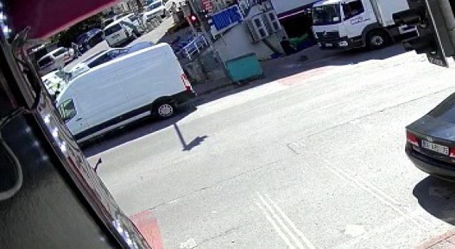 Çekmeköyde virajı dönen otomobil dükkan önündeki kadını altına aldı: 1 ölü