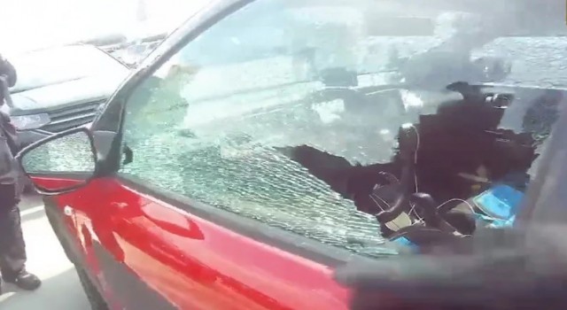 Çekyada arabada bırakılan 3 yaşındaki çocuğu polisler kurtardı