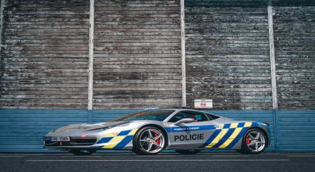 Çekyada el konulan Ferrari polis filosuna katıldı