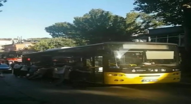 Çengelköyde arızalanan İETT otobüsünü yolcular itti