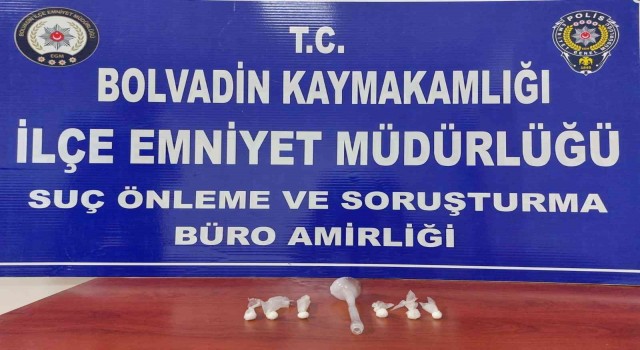 Cerrahi eldivenin içerisinden uyuşturucu çıktı