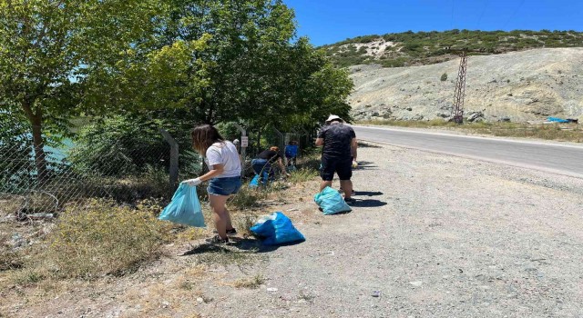Çevre gönüllüleri gölet çevresinde 2 saatte 97 torba çöp topladı