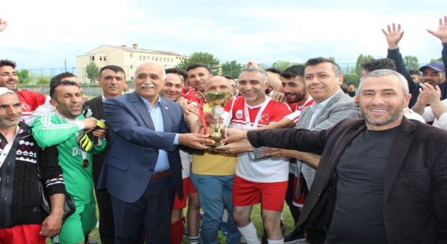 Çıldır Belediyesi futbol turnuvası şampiyonu Eşmepınar