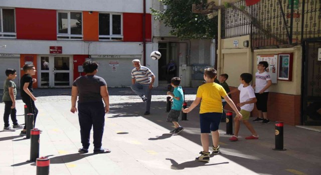 Çocuklar camide mutlu