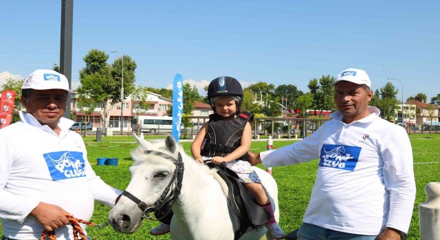 Çocuklar Millet Bahçesinde ‘pony atlarına bindi