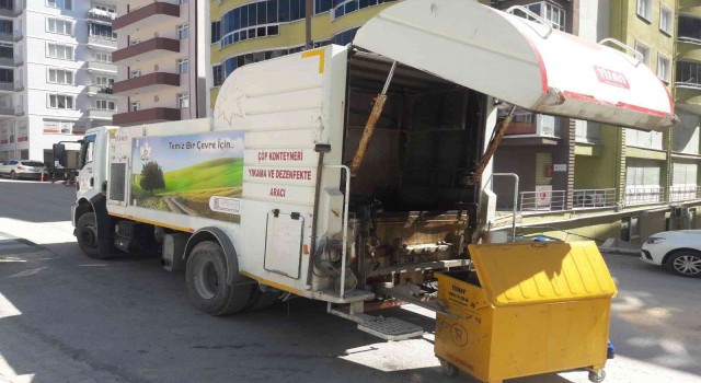 Çöp konteynırları yıkanarak dezenfekte ediliyor