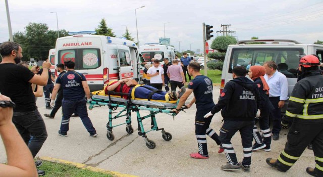 D-100de 3 araç kazaya karıştı: 10 yaralı