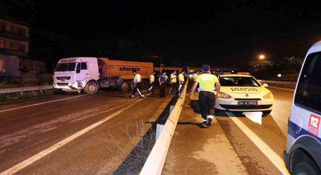 D-100de hafriyat kamyonu bariyerlere çarptı, şoförün silahla yaralandığı iddia edildi