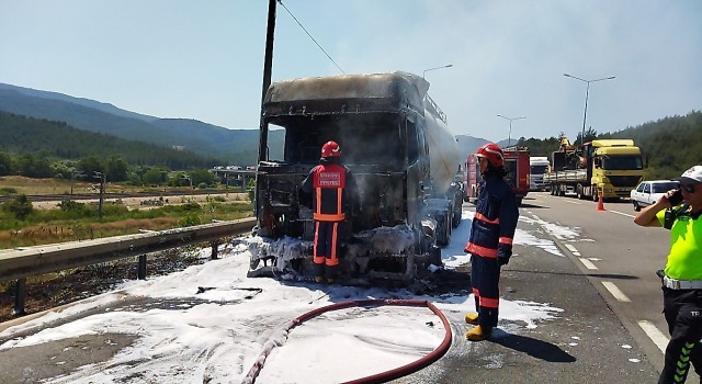 D-650de tır alev aldı, sürücü son anda kurtuldu