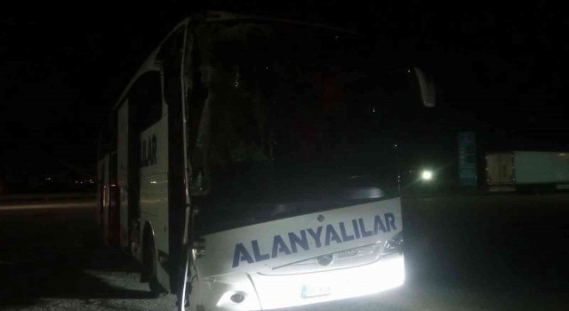 D-650de yolcu otobüsü ile kargo kamyonu çarpıştı: 2 yaralı