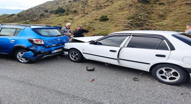 D100 karayolunda otomobil kaza yapan araçlara çarptı: 3 yaralı