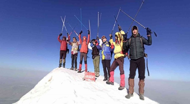 Dağcılar Ağrı Dağına çıkmanın mutluluğunu halay çekerek kutladı