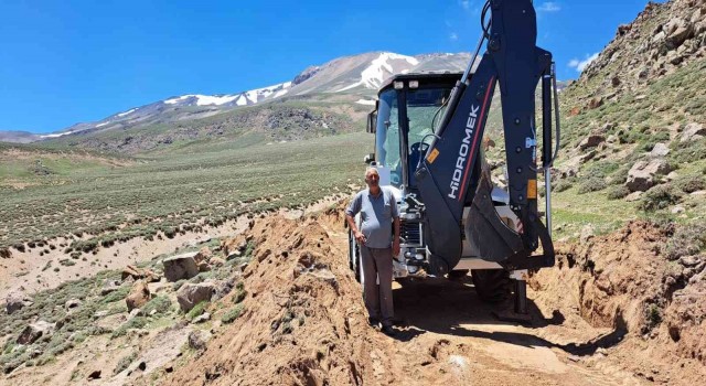 Dağcılar için Süphan Dağında yol açma çalışması