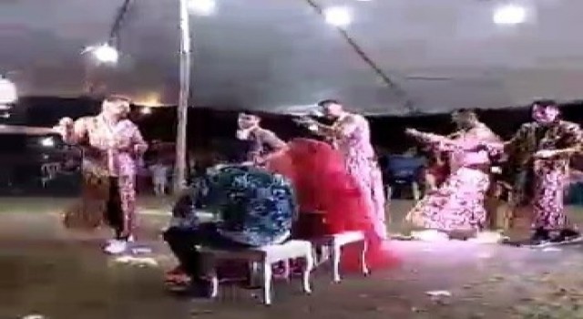 Damadın arkadaşları kına gecesinde bindallıyla renk kattı
