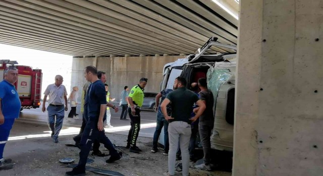 Damperi açık kalan kamyon köprüye çarpıp devrildi; sürücüsü böyle kurtarıldı