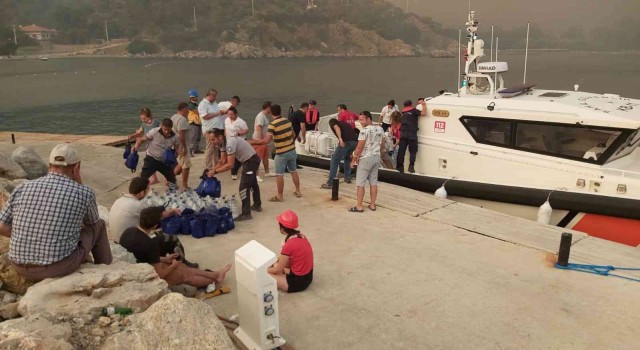 Datçadaki orman yangınında vatandaşlar güvenli bölgelere sevk ediliyor