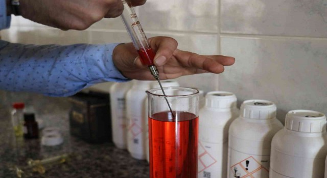 Dedesinden devraldığı meslekte Sakaryanın kokularını dünyaya satıyor