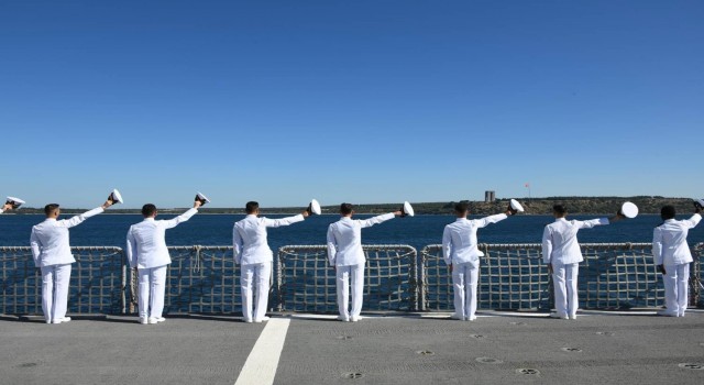 Deniz Harp Okulu öğrencileri Çanakkale şehitlerini selamladı