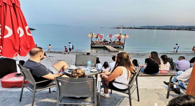 Deniz kenarında canlı müzik eşliğinde çay keyfi
